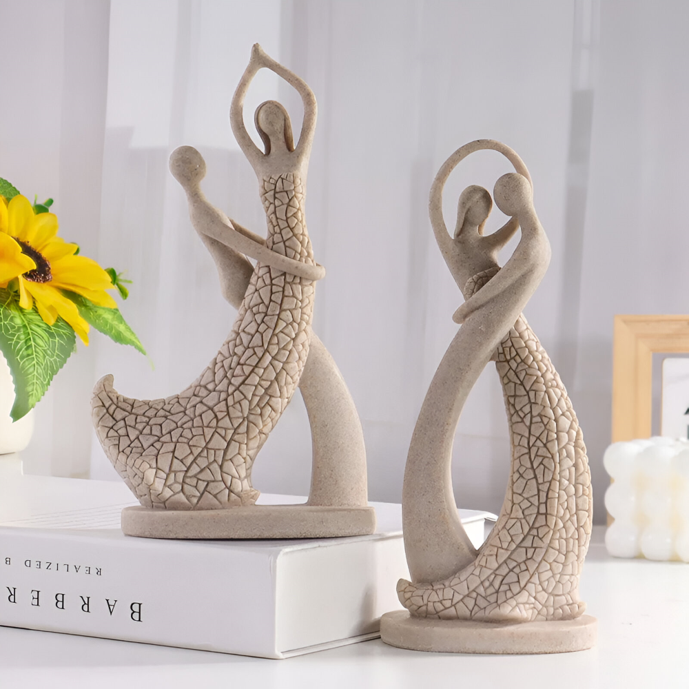 Romantisk par skulptur i sandstenslook – moderne dekoration