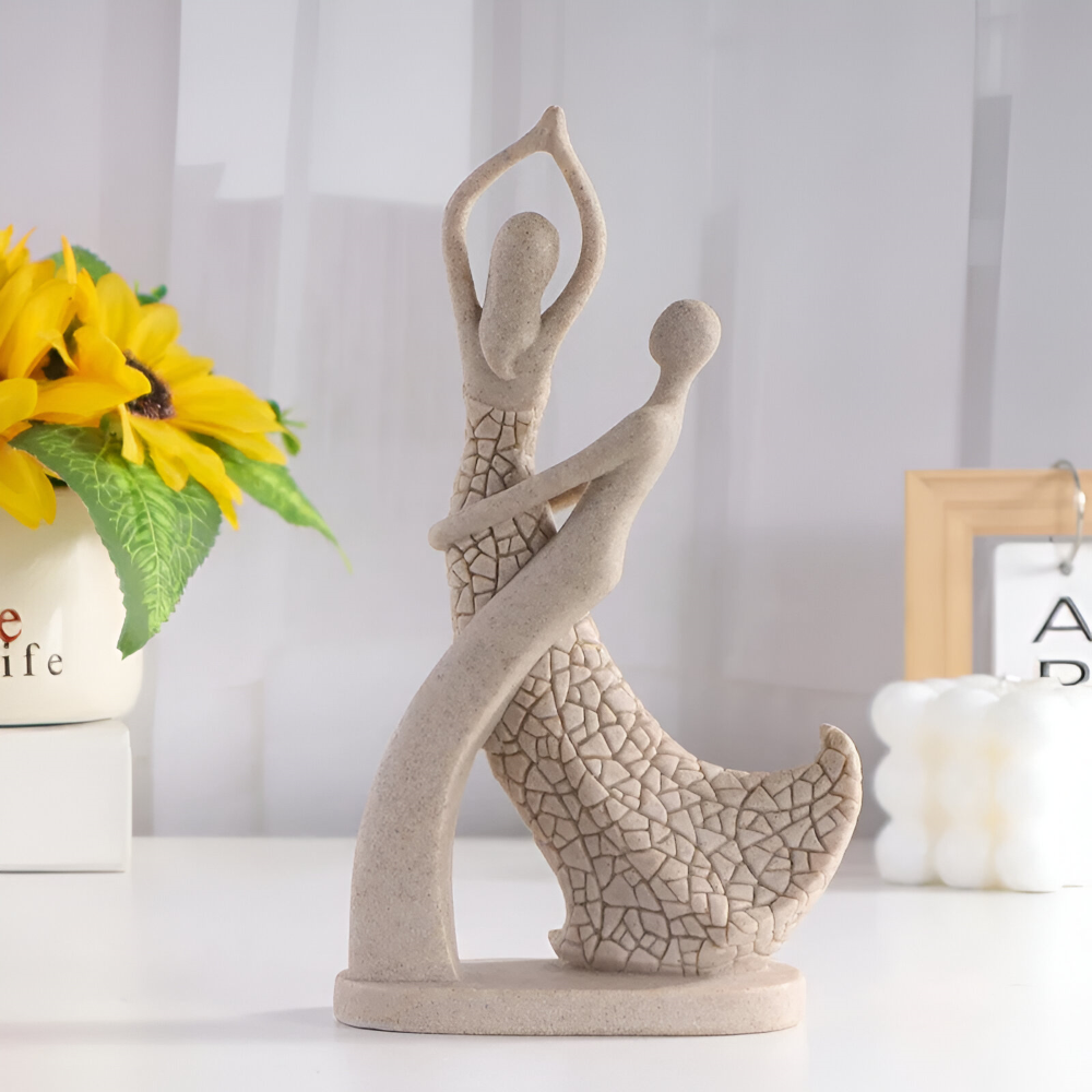 Romantisk par skulptur i sandstenslook – moderne dekoration
