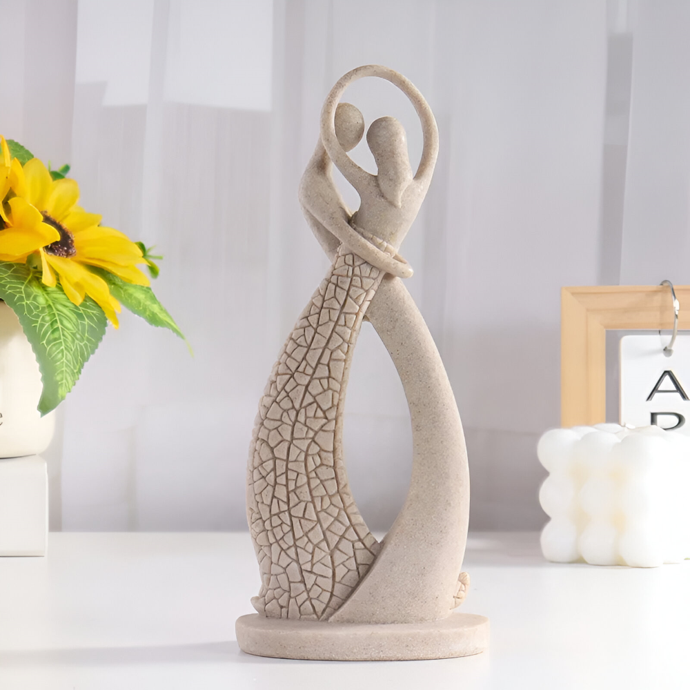 Romantisk par skulptur i sandstenslook – moderne dekoration