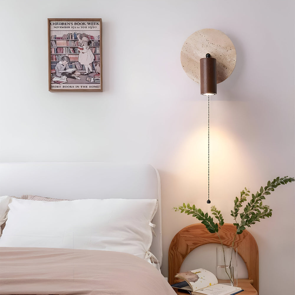 Rund LED væglampe i travertin og træ med drejelig spot