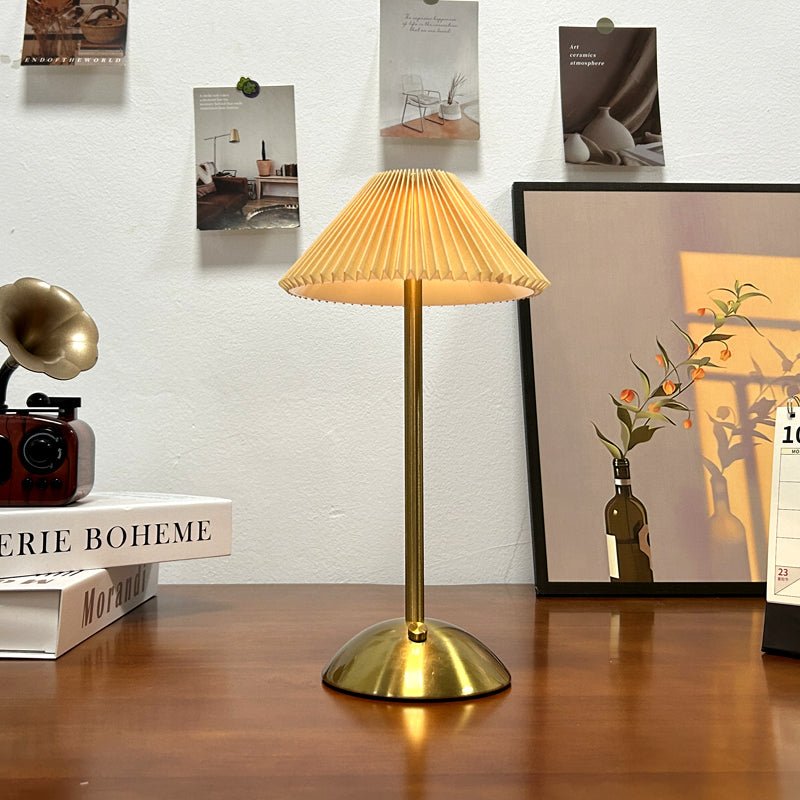 Trådløs bordlampe med LED og stofskærm – skandinavisk design
