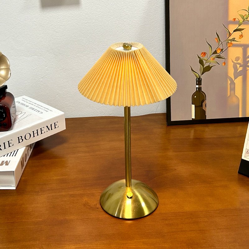 Trådløs bordlampe med LED og stofskærm – skandinavisk design