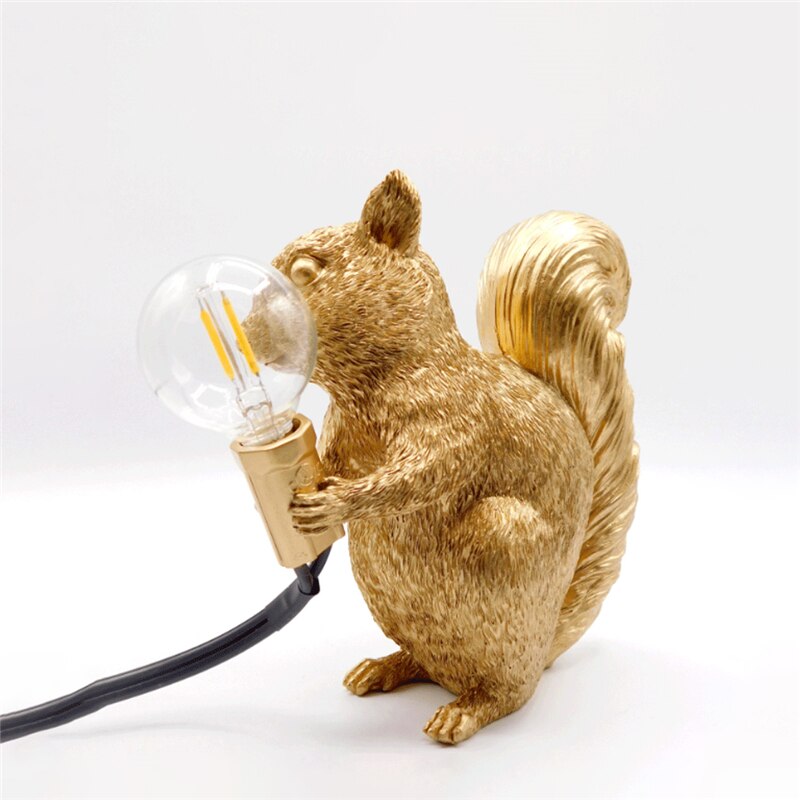 Bordlampe med egern design – skandinavisk stil og varm belysning