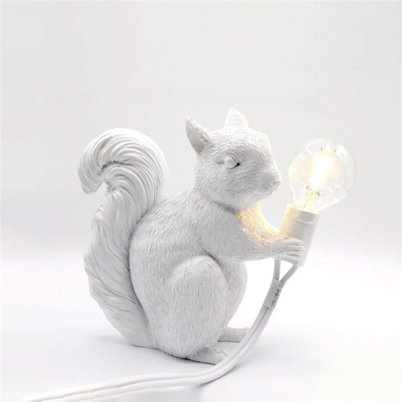 Bordlampe med egern design – skandinavisk stil og varm belysning