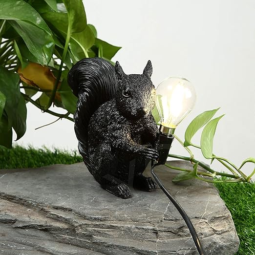 Bordlampe med egern design – skandinavisk stil og varm belysning