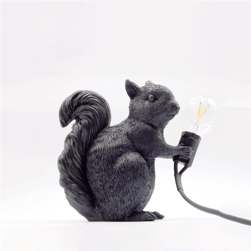 Bordlampe med egern design – skandinavisk stil og varm belysning