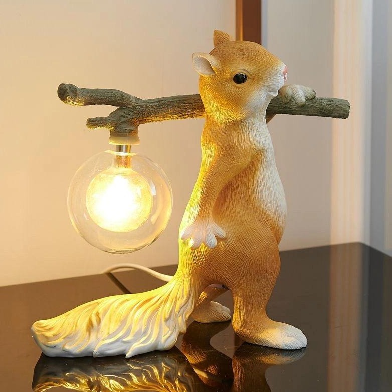 Bordlampe med egern figur – varm LED belysning i hyggeligt design