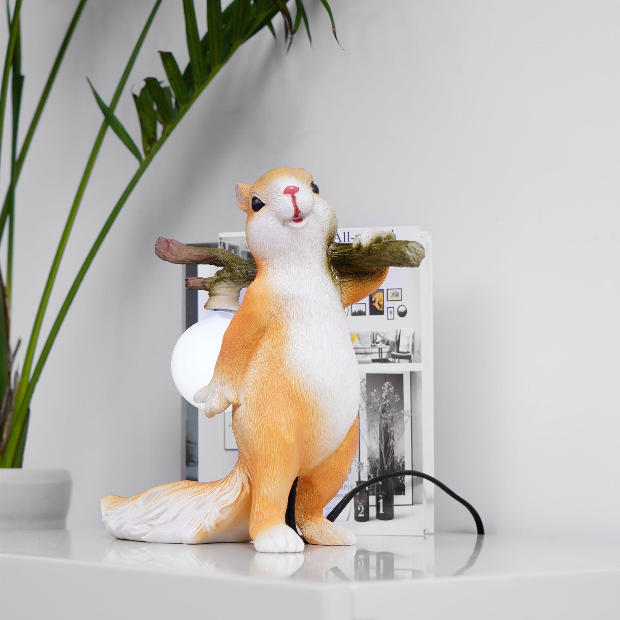 Bordlampe med egern figur – varm LED belysning i hyggeligt design