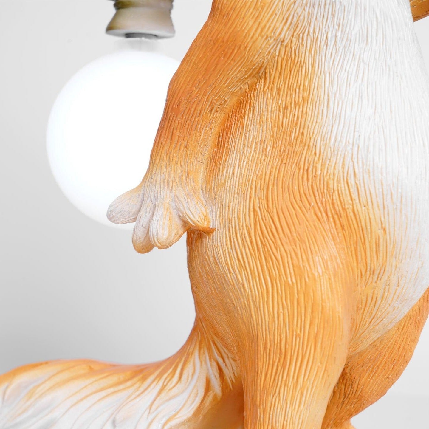 Bordlampe med egern figur – varm LED belysning i hyggeligt design