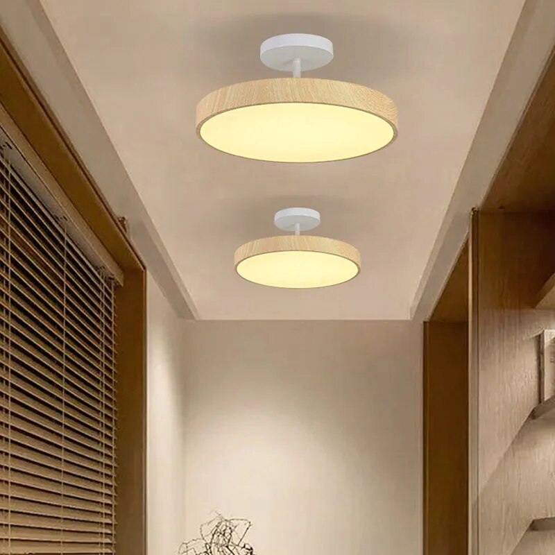 Fjell – Skandinavisk Loftlampe med Trælook & Guldfarvet Ramme
