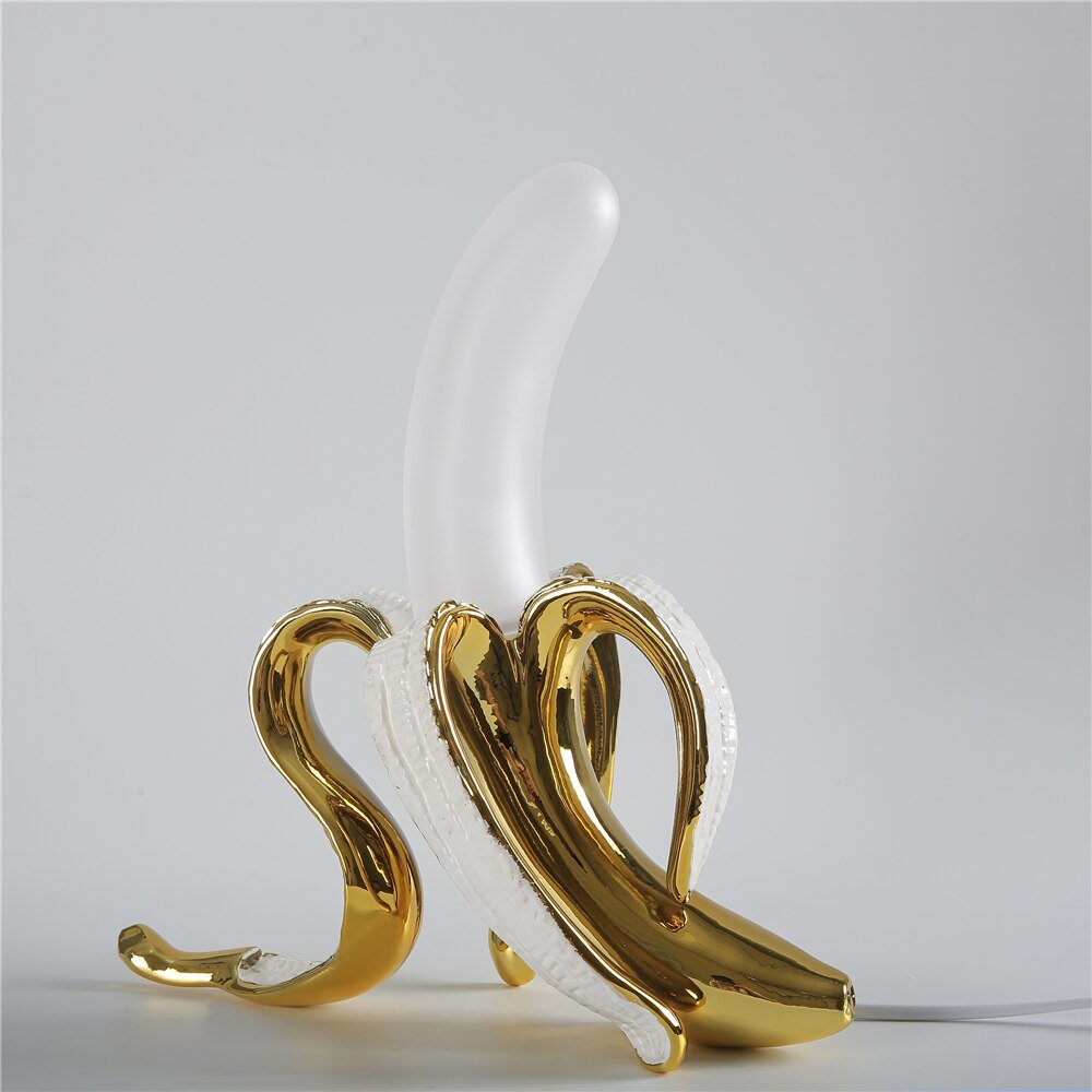Sort bordlampe med kobberdetaljer – elegant varmt lys