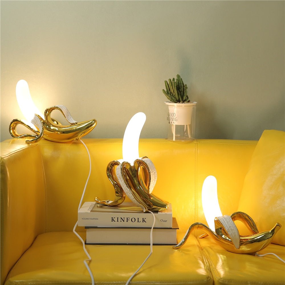 Sort bordlampe med kobberdetaljer – elegant varmt lys