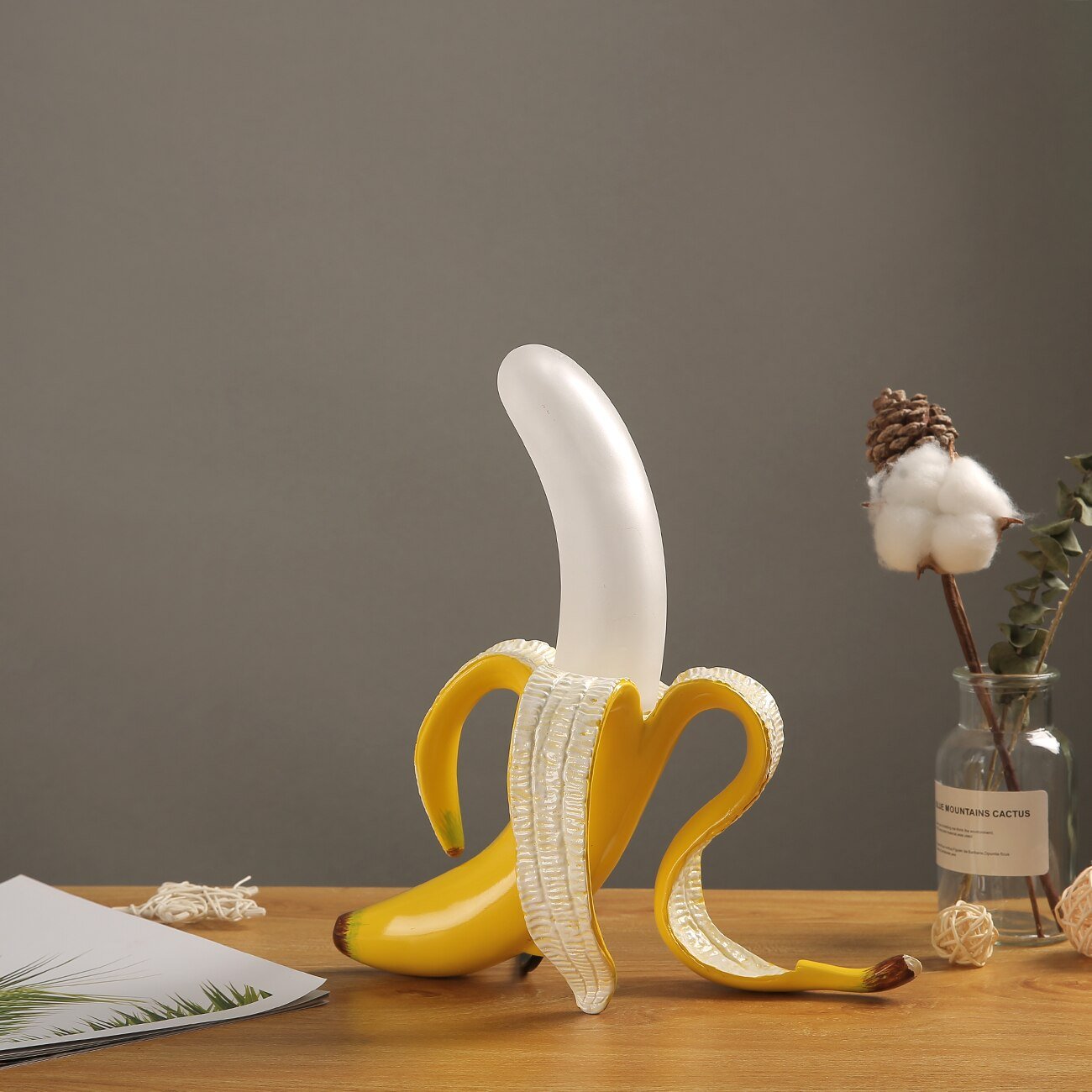 Sort bordlampe med kobberdetaljer – elegant varmt lys