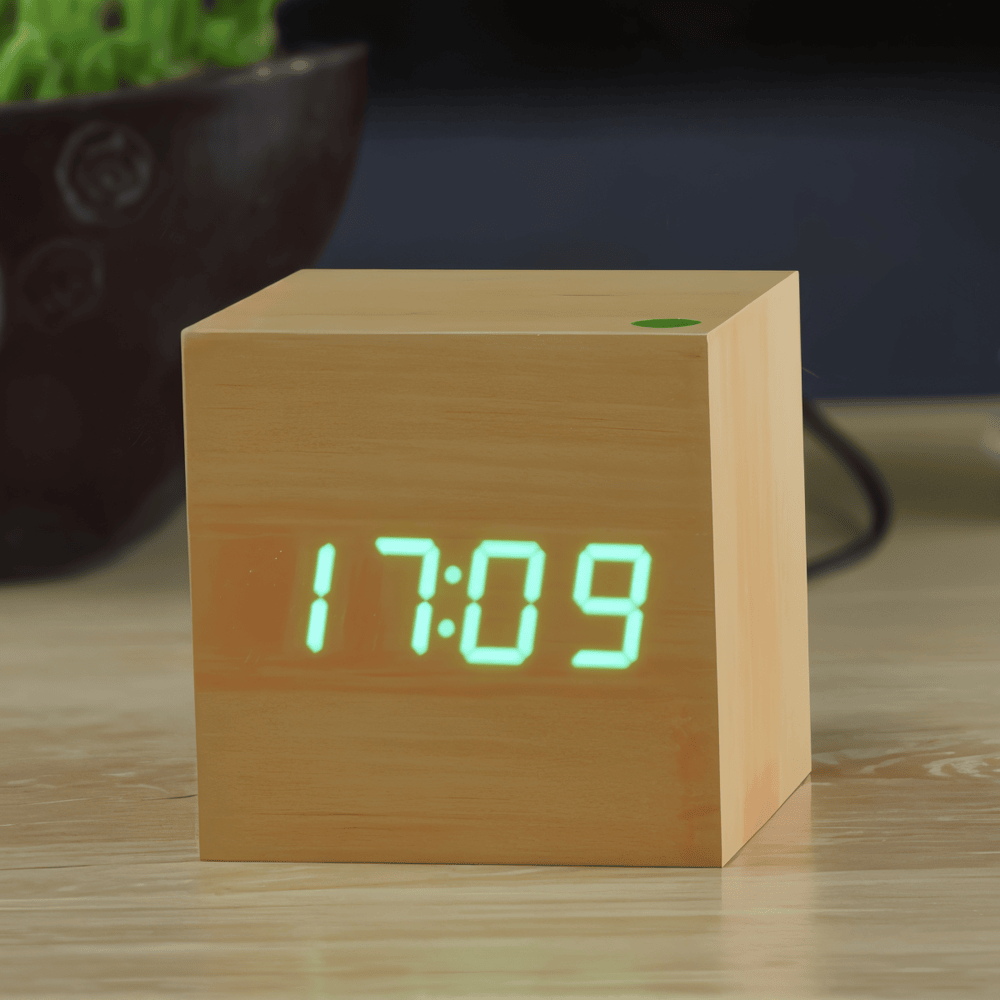 Digital LED vækkeur i træ – minimalistisk kubedesign