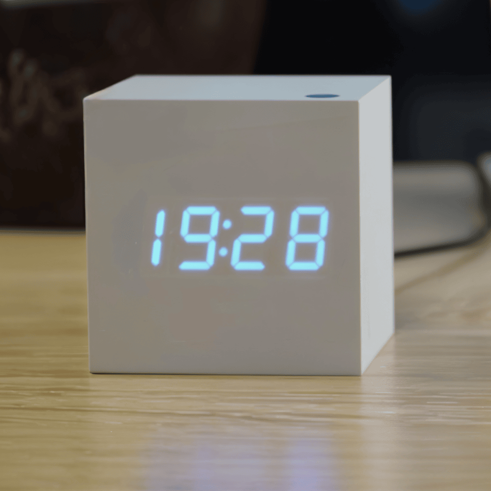 Digital LED vækkeur i træ – minimalistisk kubedesign