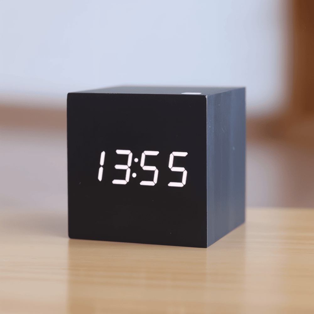 Digital LED vækkeur i træ – minimalistisk kubedesign