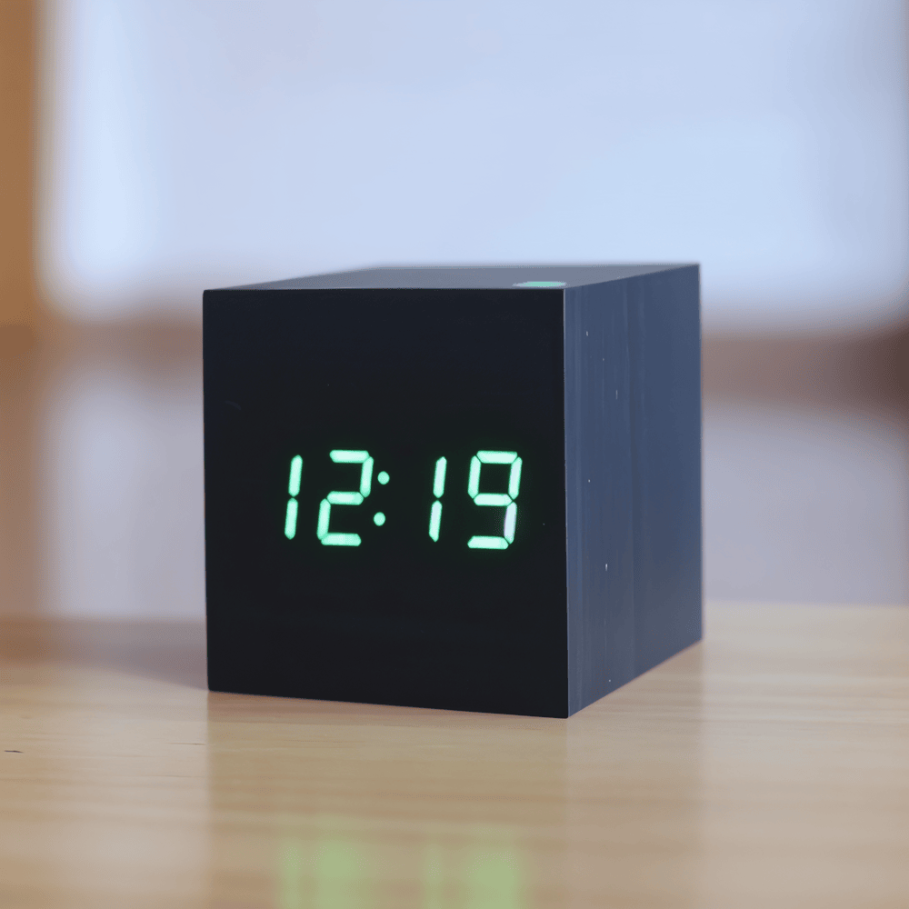 Digital LED vækkeur i træ – minimalistisk kubedesign