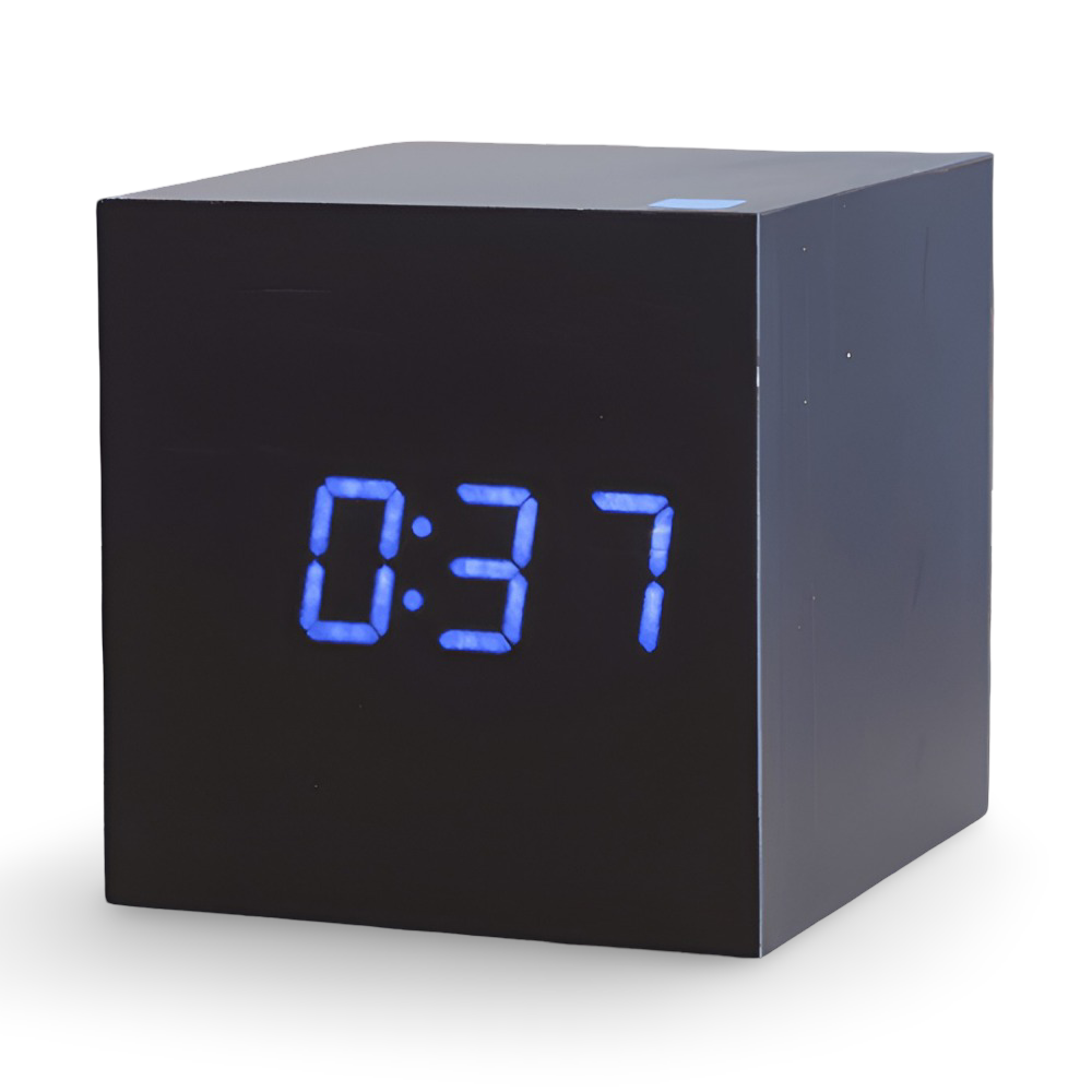 Digital LED vækkeur i træ – minimalistisk kubedesign