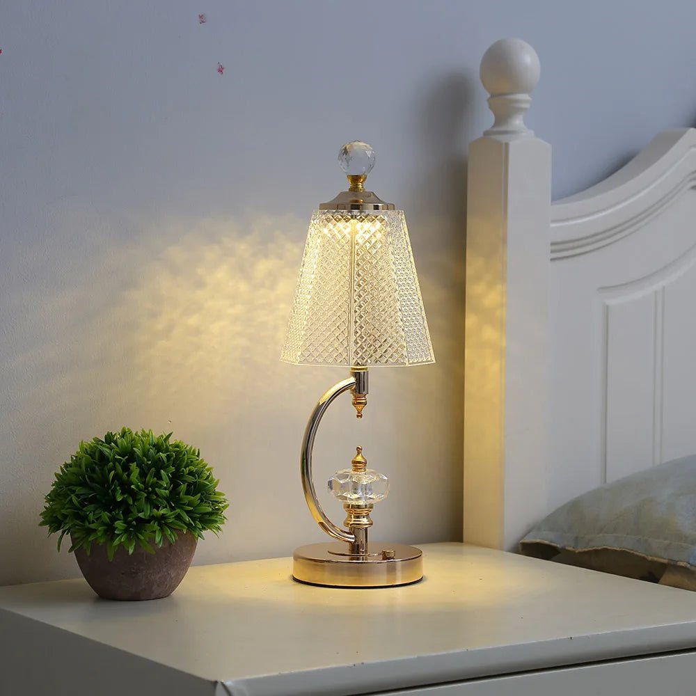 Vintage bordlampe i guld med krystalskærm – trådløs LED lampe