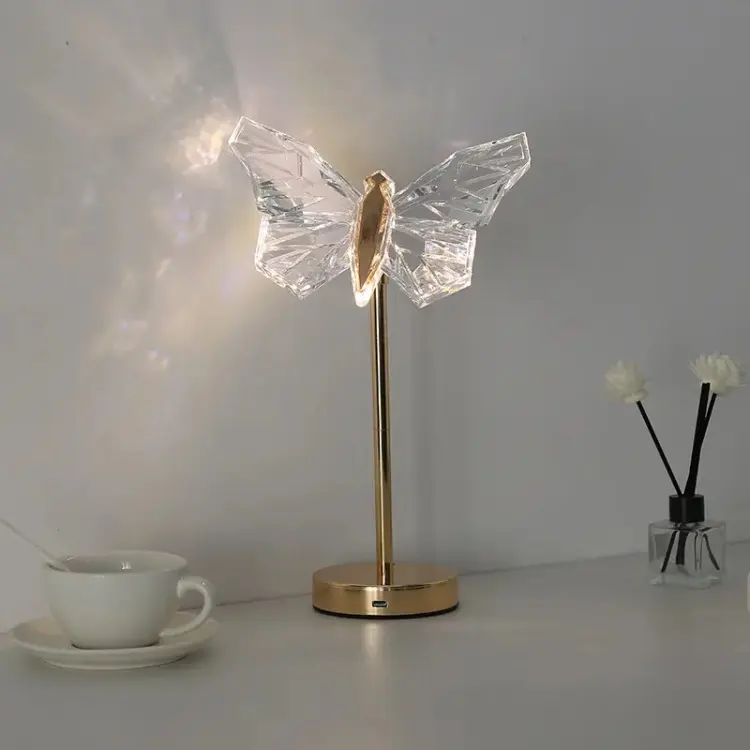 Krystal bordlampe med sommerfugl – dekorativ LED lampe med varmt lys