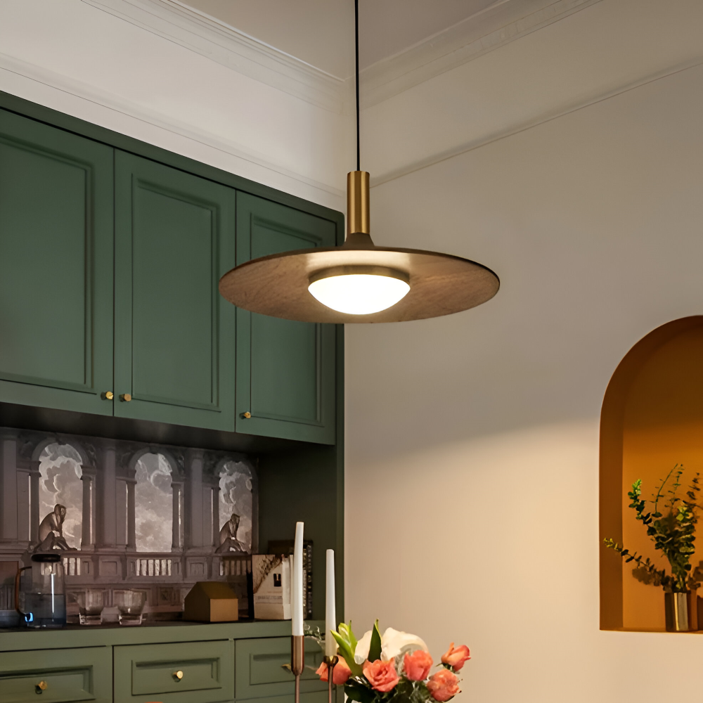 Pendellampe i valnøddetræ – rund nordisk lampe med LED lys