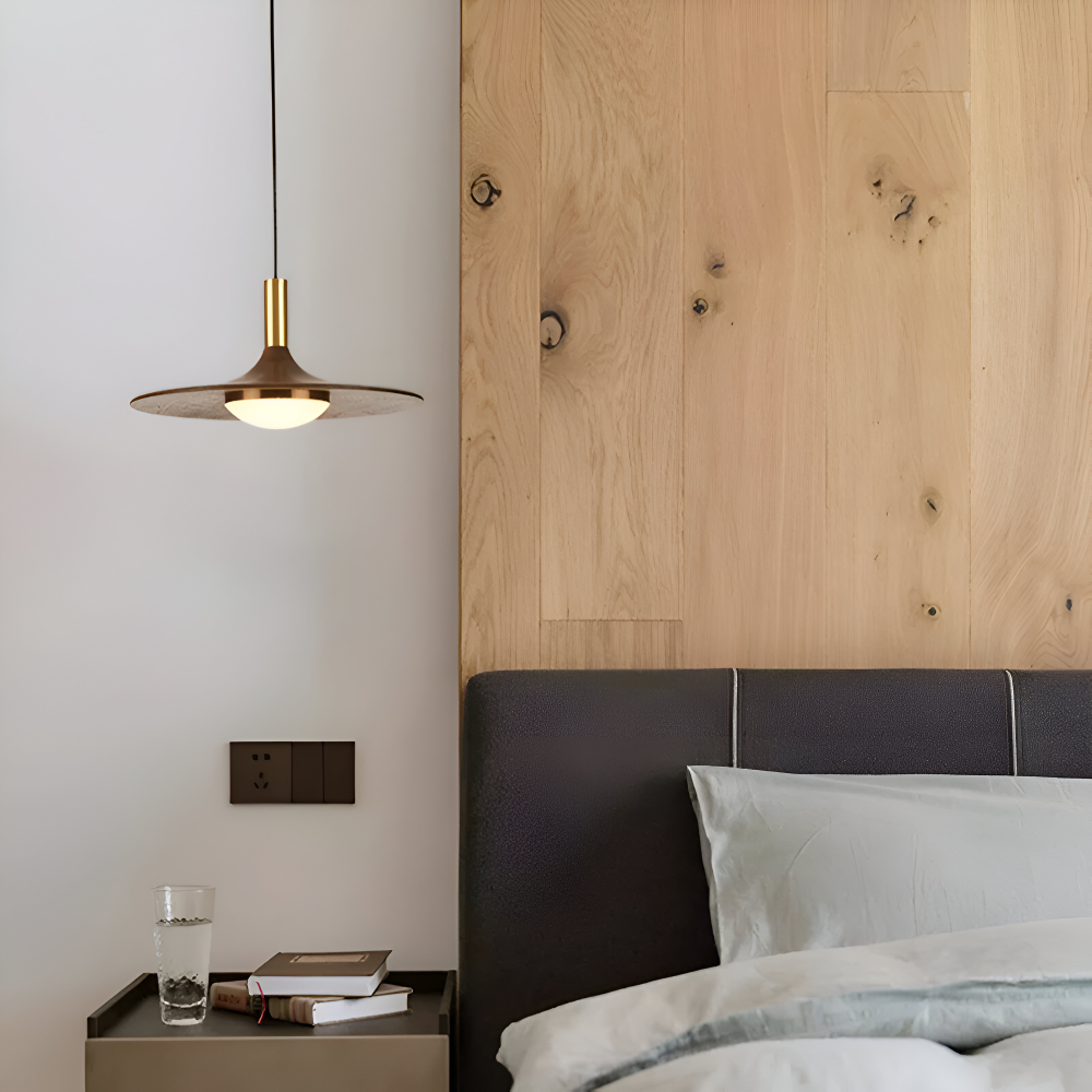 Pendellampe i valnøddetræ – rund nordisk lampe med LED lys