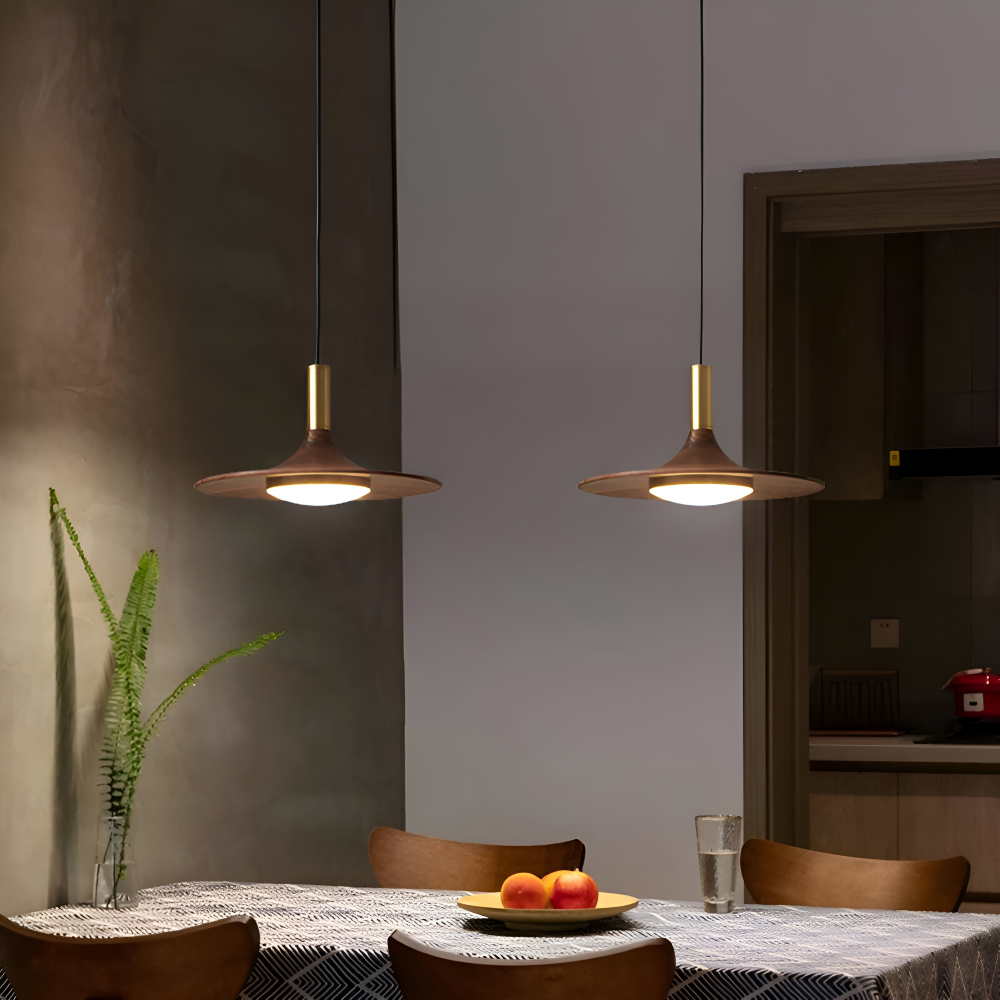 Pendellampe i valnøddetræ – rund nordisk lampe med LED lys