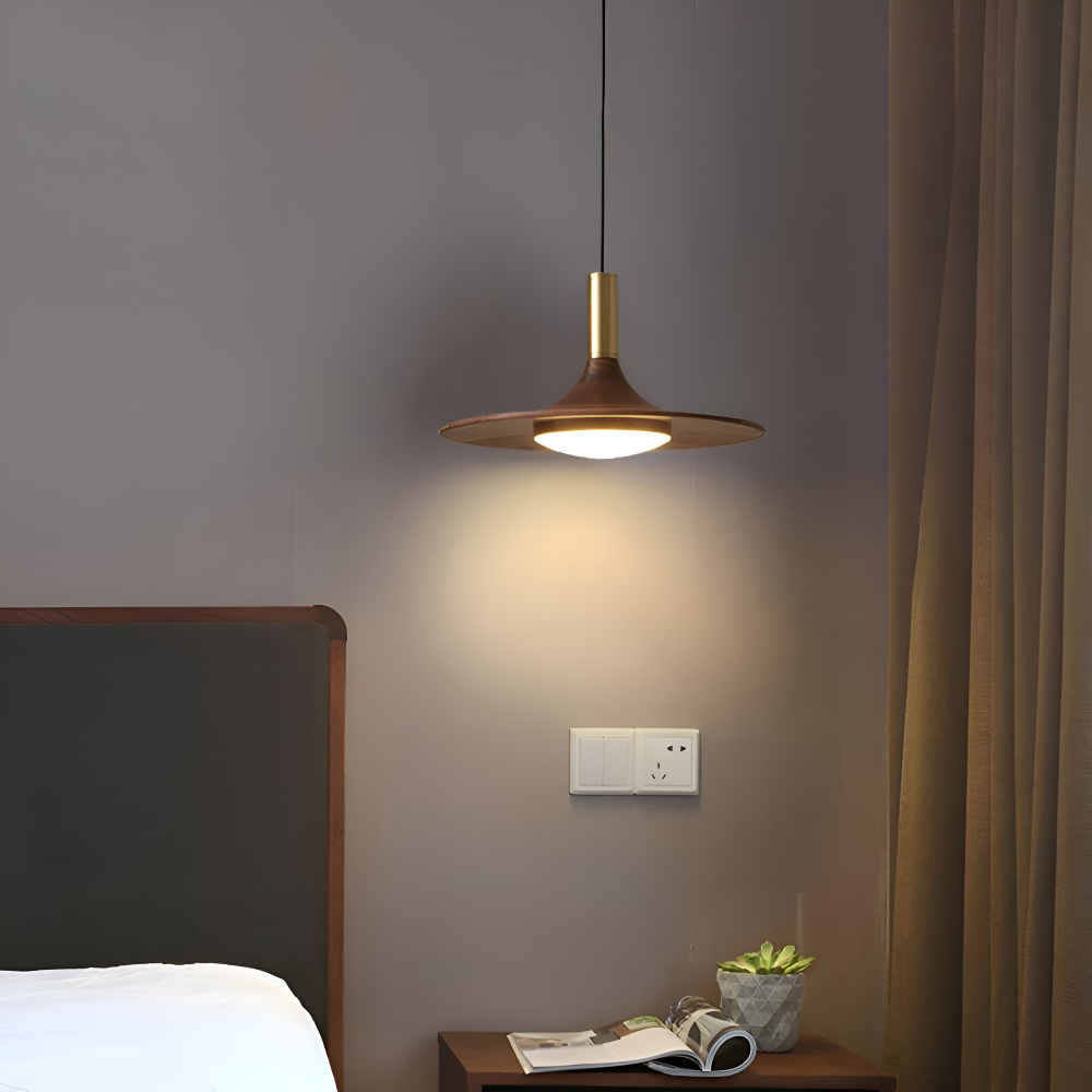 Pendellampe i valnøddetræ – rund nordisk lampe med LED lys