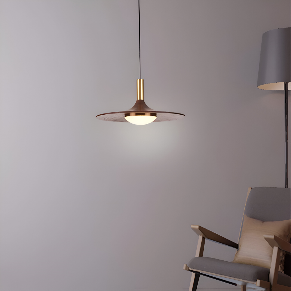 Pendellampe i valnøddetræ – rund nordisk lampe med LED lys
