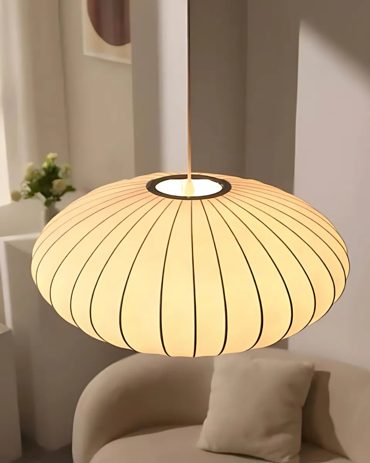 Rund tekstilloftlampe i nordisk Japandi-stil