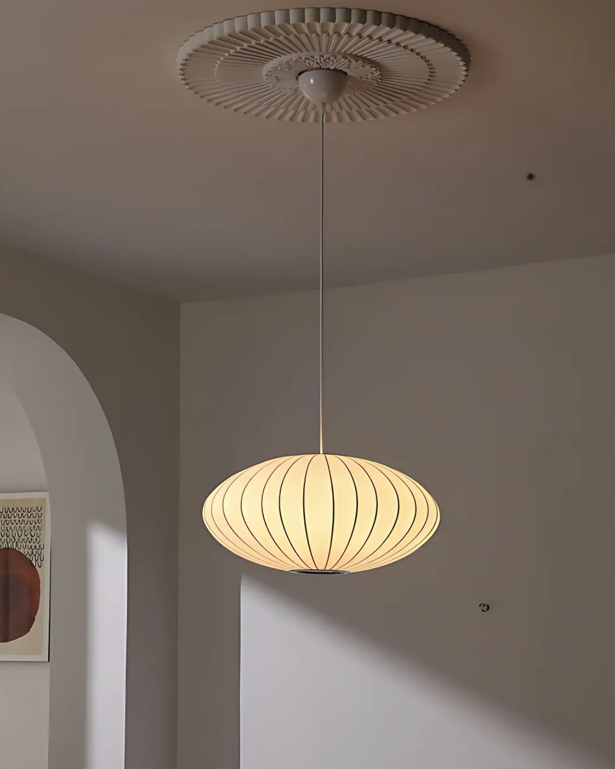 Rund tekstilloftlampe i nordisk Japandi-stil