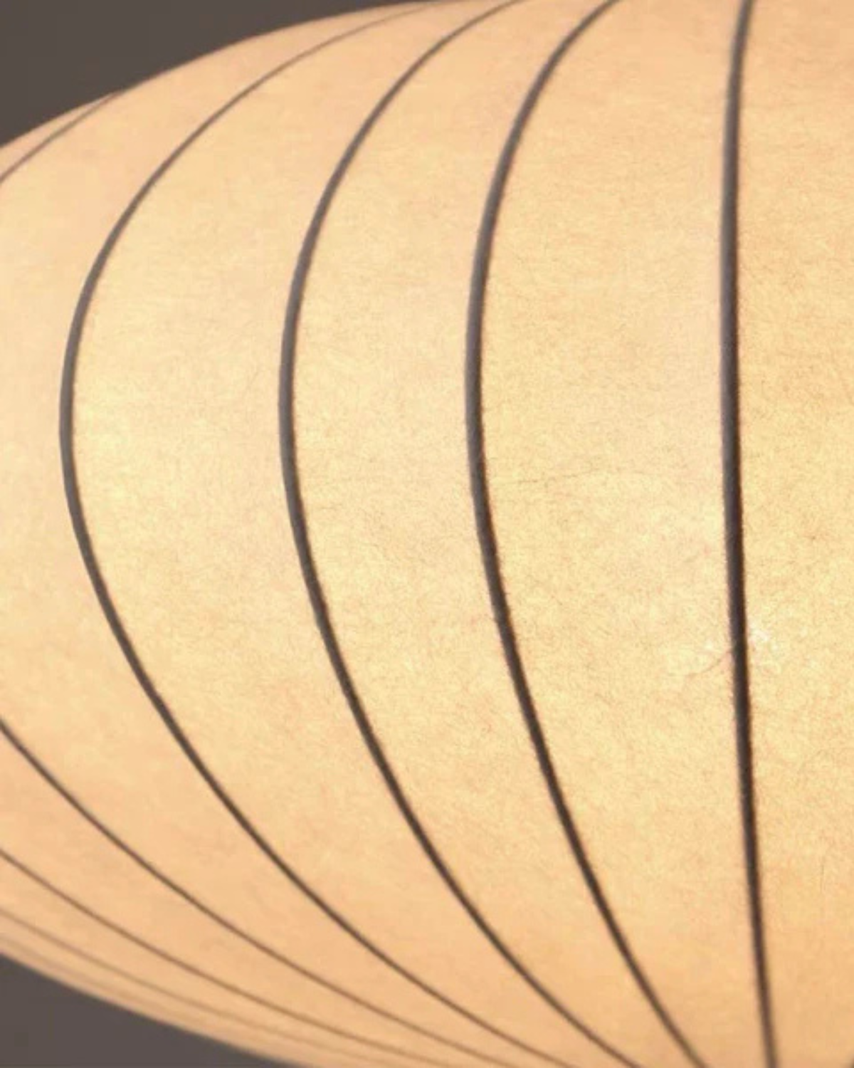 Rund tekstilloftlampe i nordisk Japandi-stil