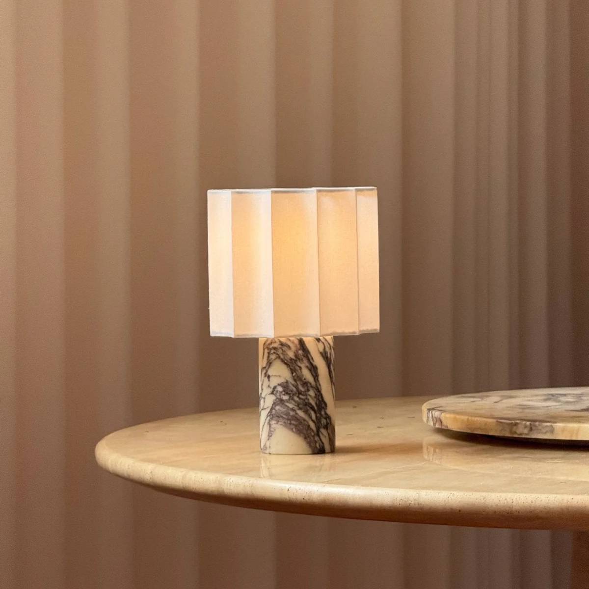 Bordlampe i marmor med LED – elegant lampe med varm belysning