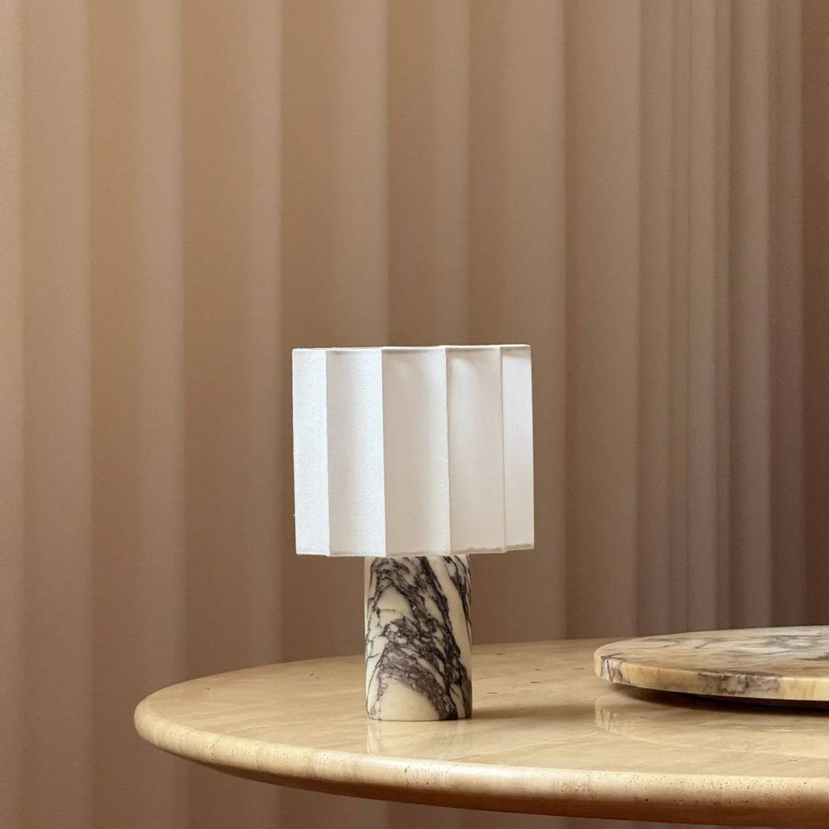 Bordlampe i marmor med LED – elegant lampe med varm belysning