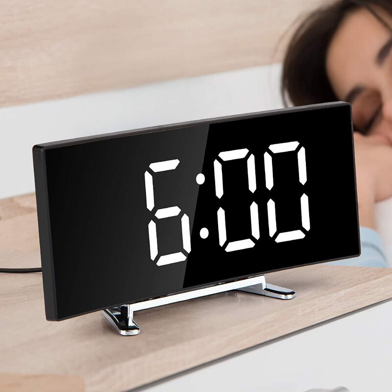 Digitalt vækkeur med buet LED-display