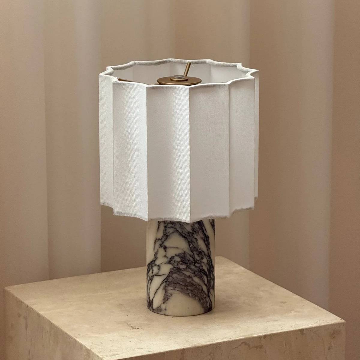 Bordlampe i marmor med LED – elegant lampe med varm belysning