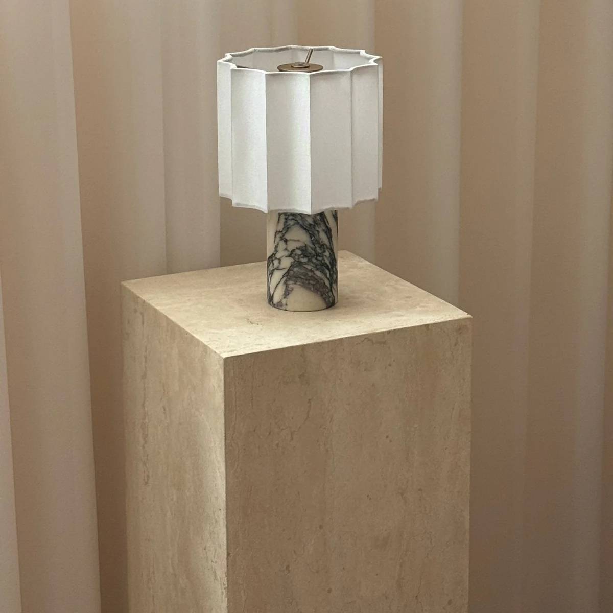 Bordlampe i marmor med LED – elegant lampe med varm belysning