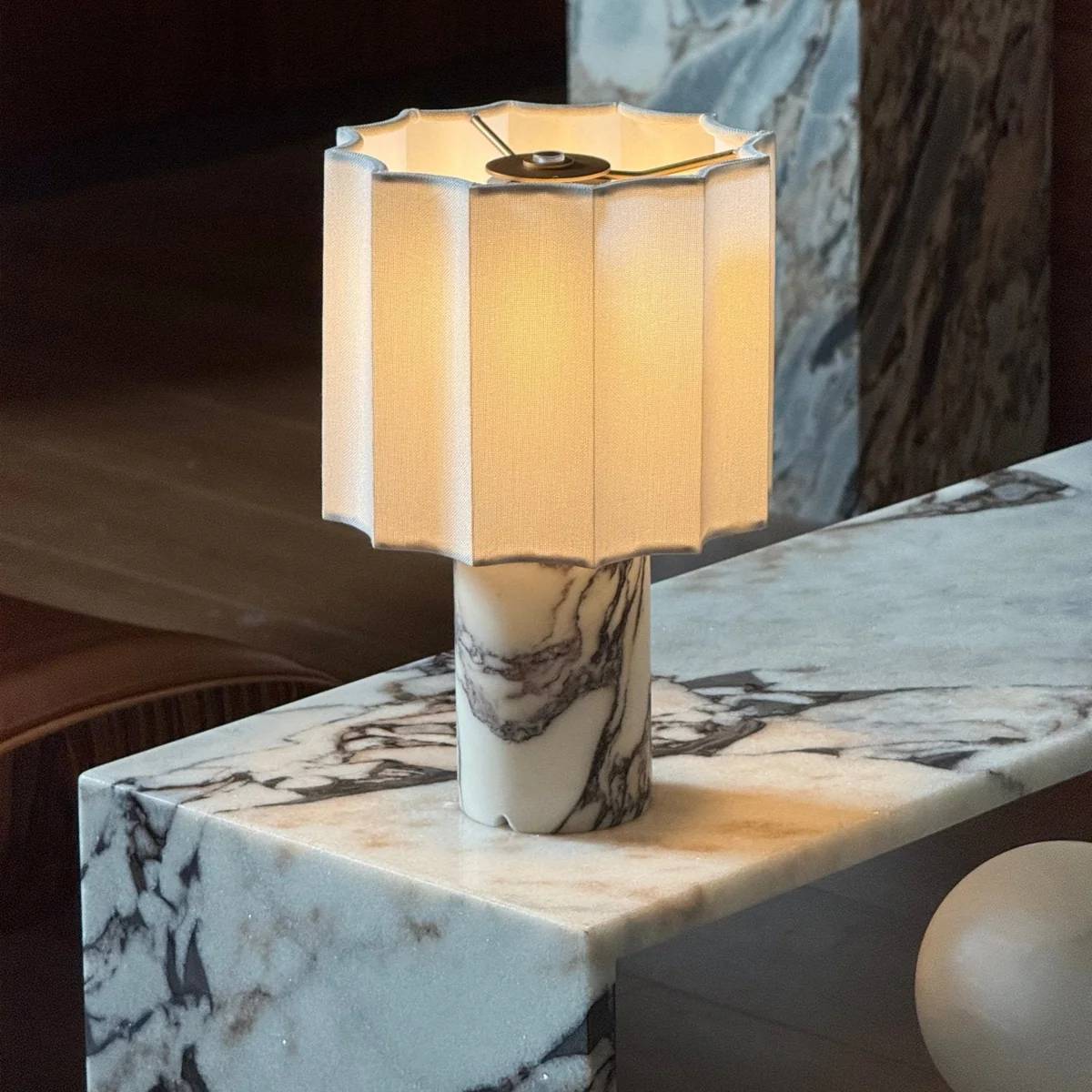 Bordlampe i marmor med LED – elegant lampe med varm belysning