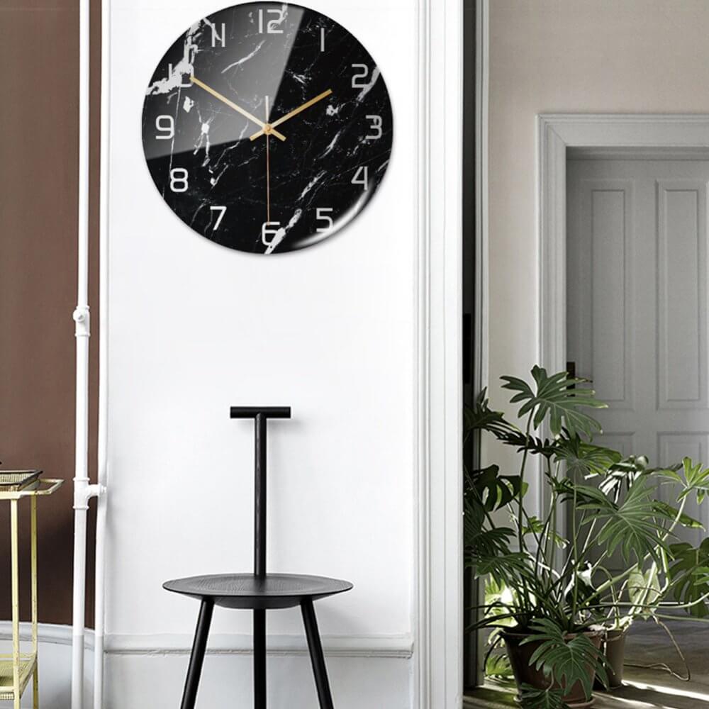 Vægur i marmorlook Ø30 cm – lydløst og elegant design