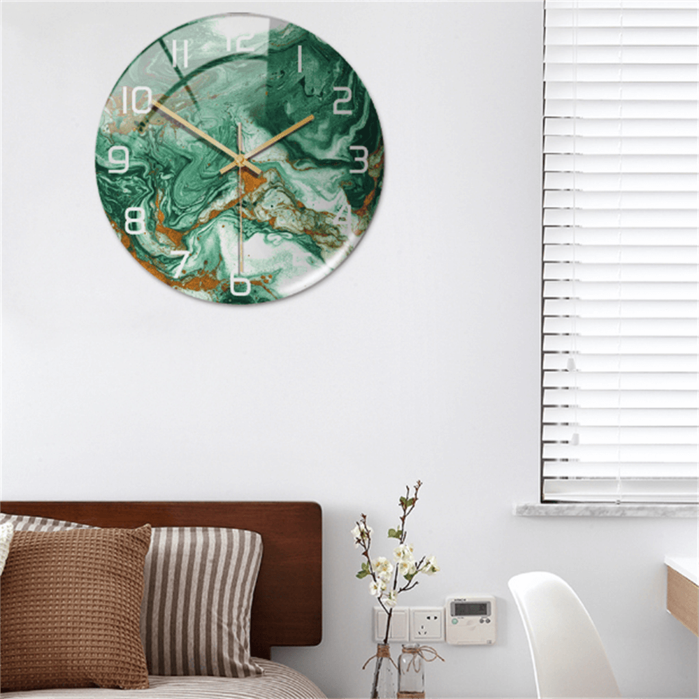 Vægur i marmorlook Ø30 cm – lydløst og elegant design