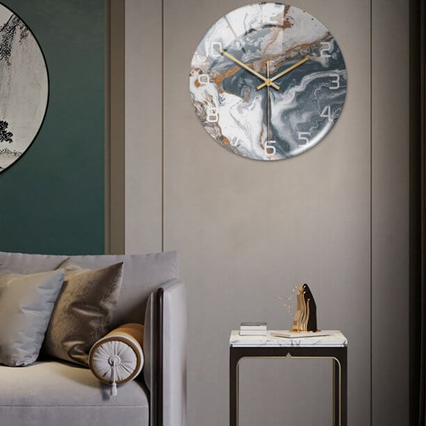 Vægur i marmorlook Ø30 cm – lydløst og elegant design