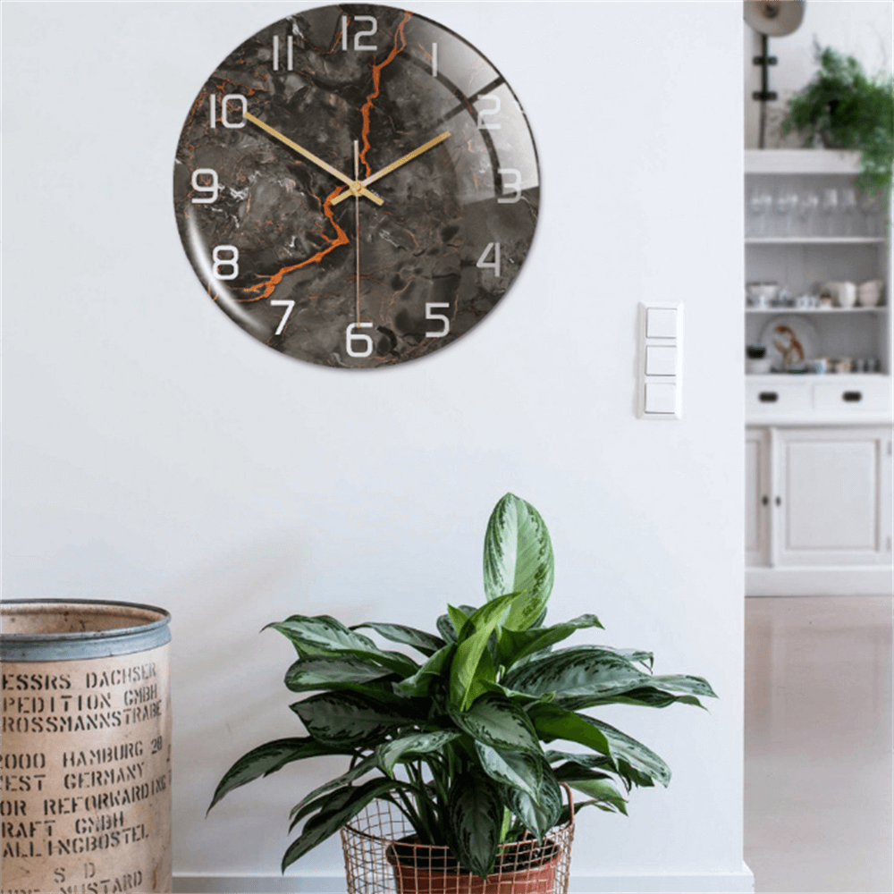Vægur i marmorlook Ø30 cm – lydløst og elegant design