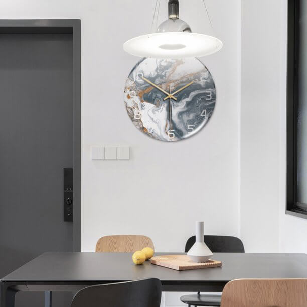 Vægur i marmorlook Ø30 cm – lydløst og elegant design