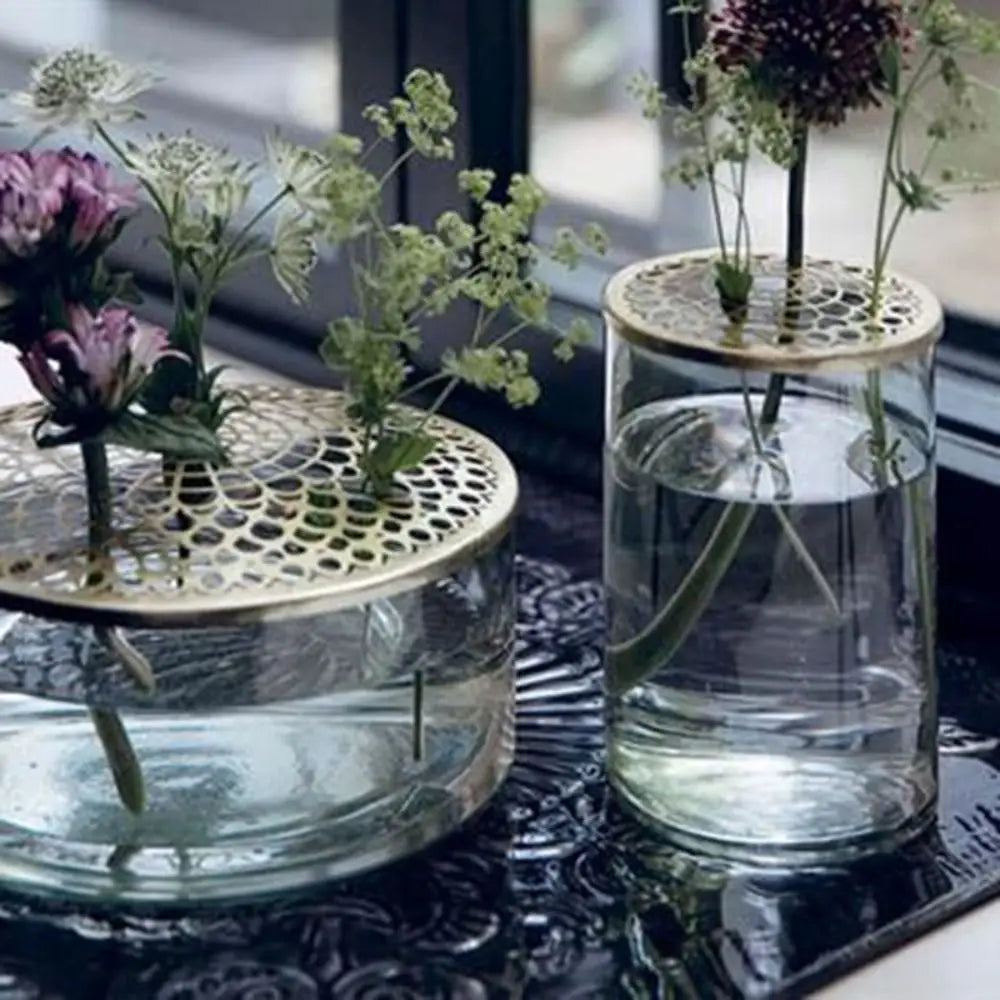 Blomsterholder i metal til vaser