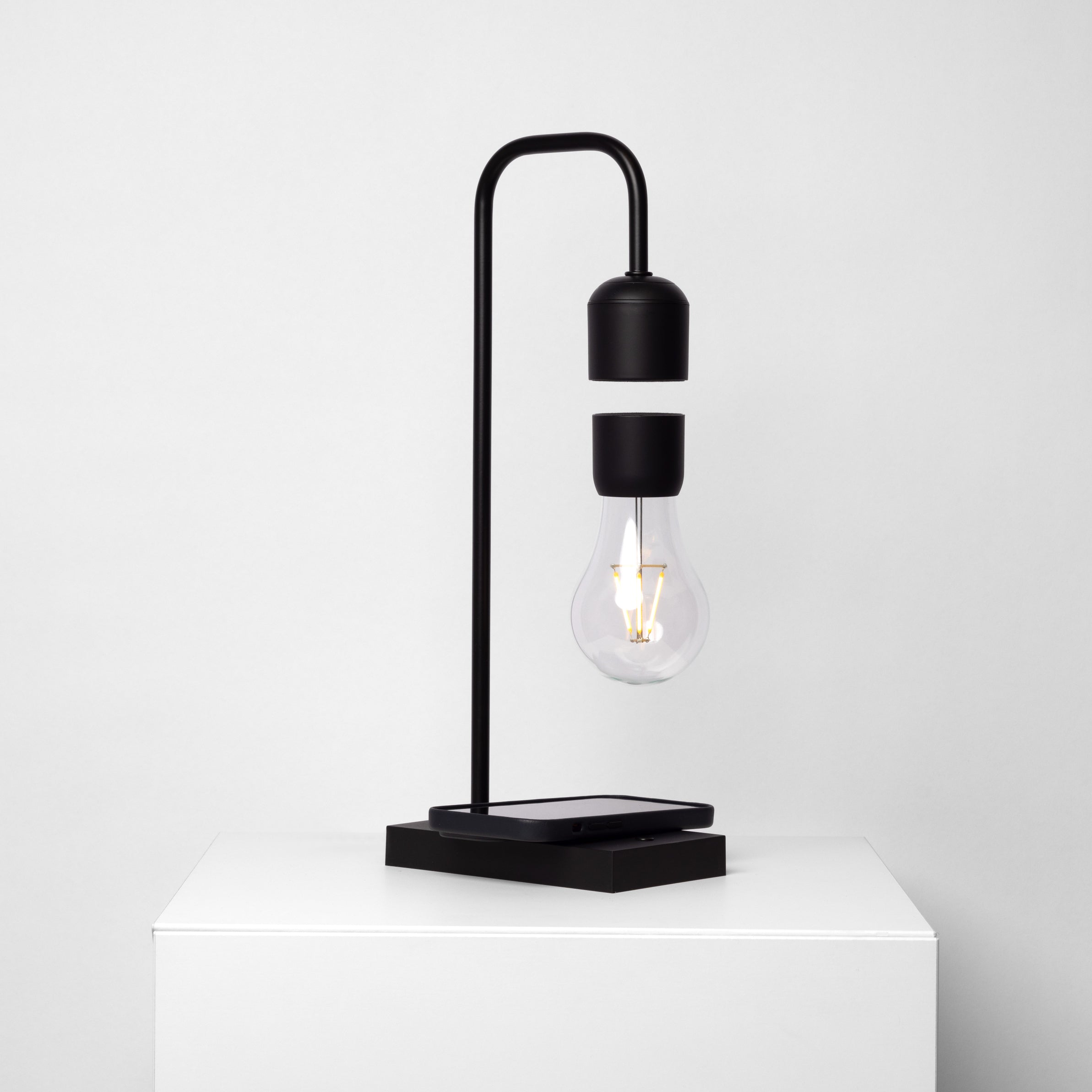 LED bordlampe med trådløs opladning – minimalistisk design og dæmpbar