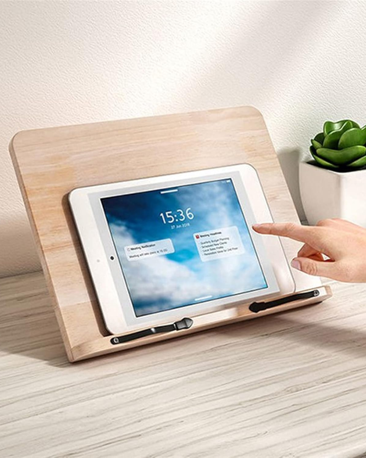 Justerbar bog- og tabletstander i træ