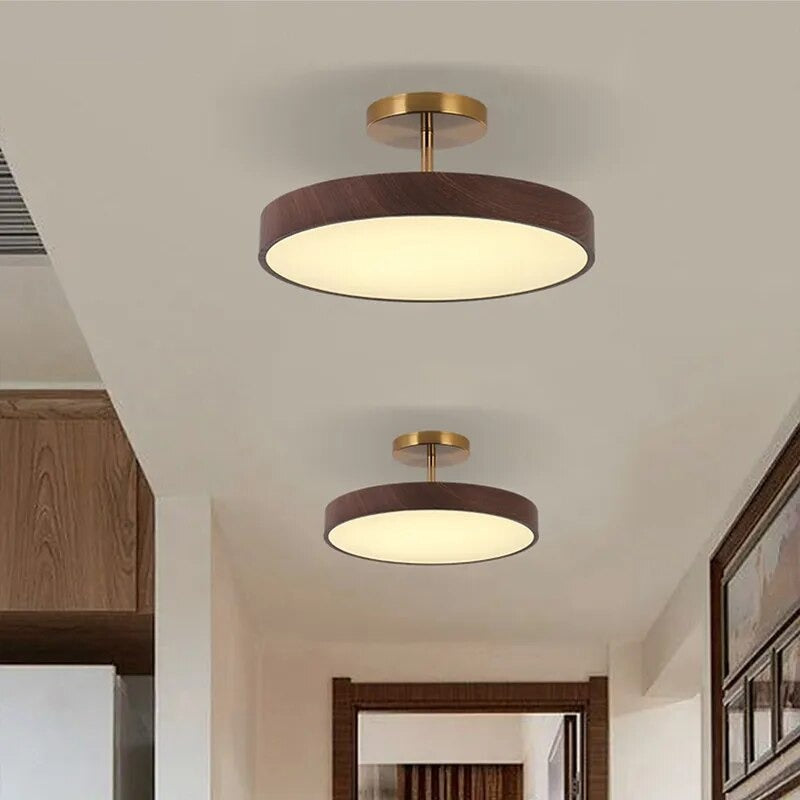 Fjell – Skandinavisk Loftlampe med Trælook & Guldfarvet Ramme