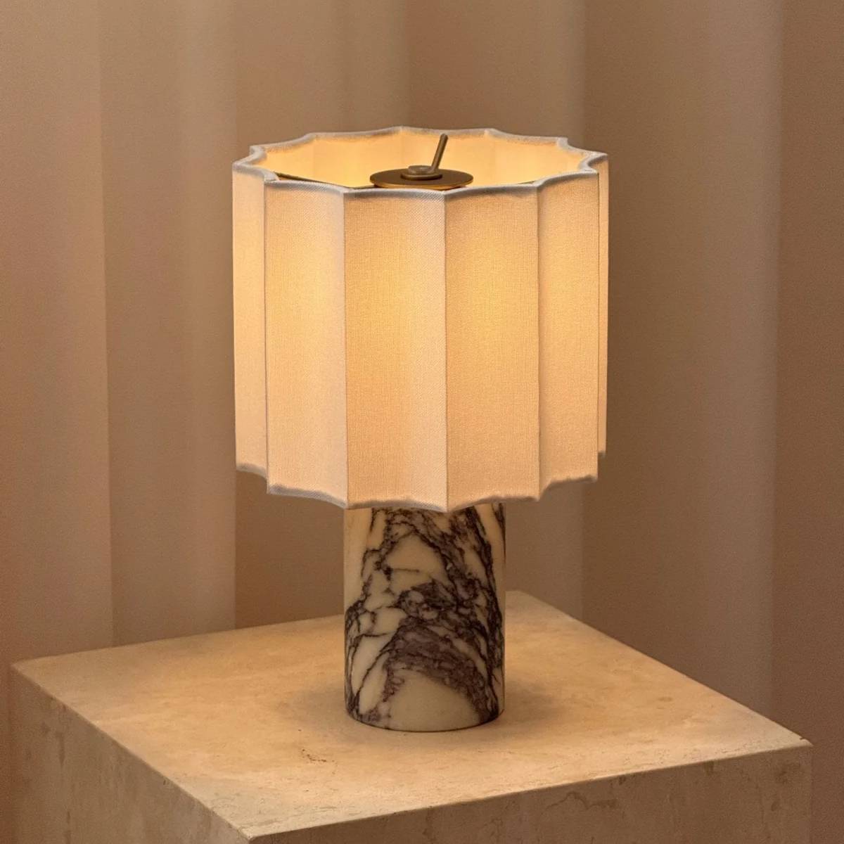 Bordlampe i marmor med LED – elegant lampe med varm belysning