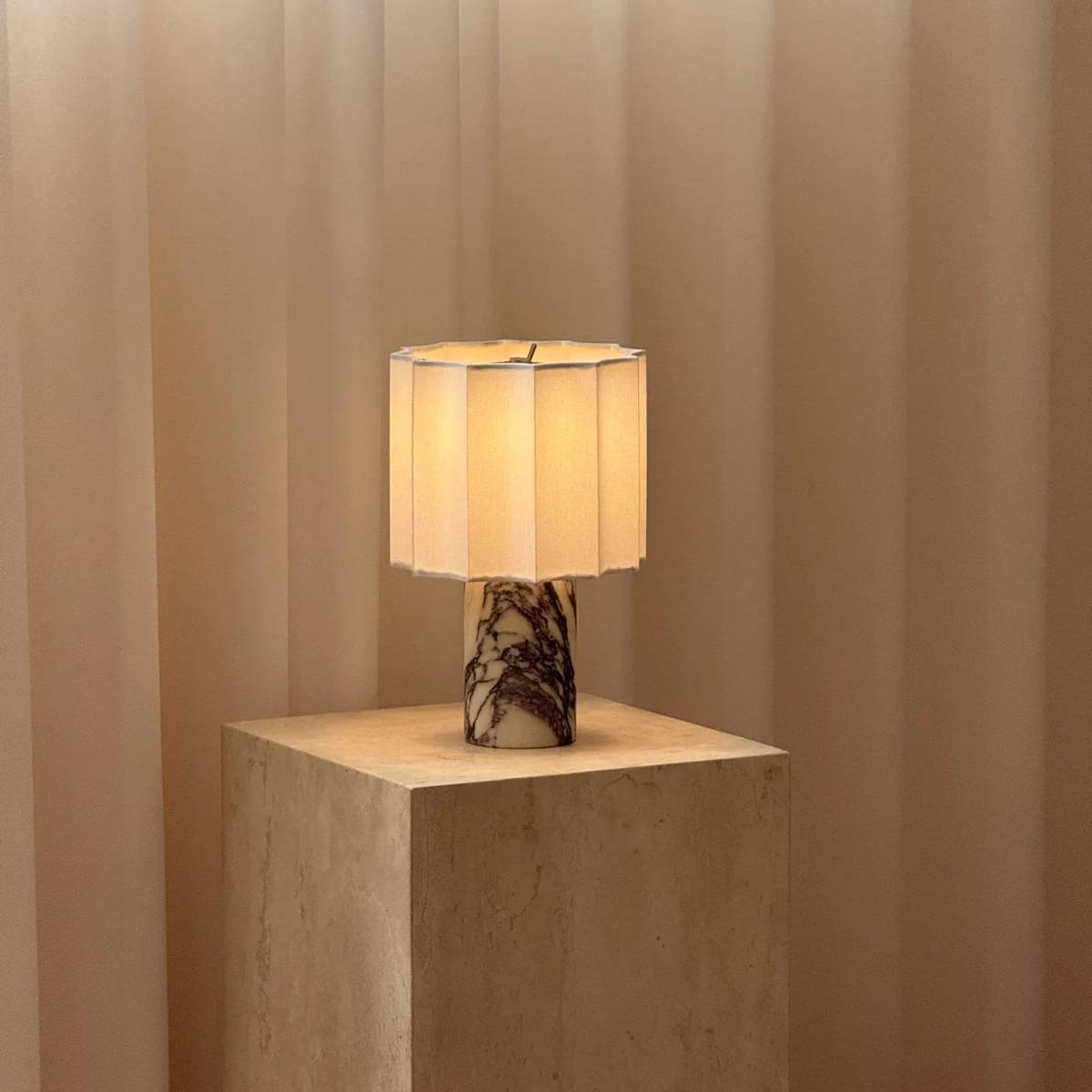 Bordlampe i marmor med LED – elegant lampe med varm belysning