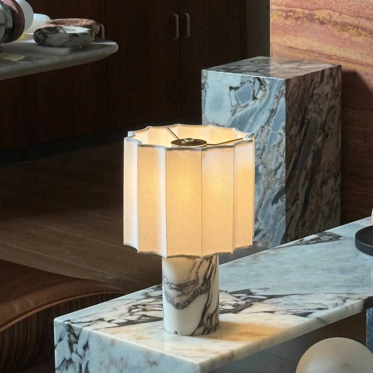 Bordlampe i marmor med LED – elegant lampe med varm belysning